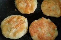 土豆泥饼的家常做法,多味搭配，美味又营养的土豆新吃法